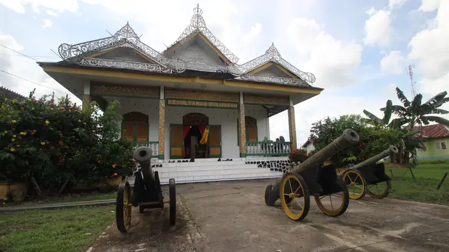 Satu setengah dekade setelah proklamasi kemerdekaan Indonesia, banyak kelompok masyarakat yang memilih untuk berhijrah ke negara-negara tetangga, termasuk Malaysia. Salah satu kisah menarik yang muncul dari fenomena ini adalah perjalanan hidup Raja Bulungan, yang setelah 50 tahun menetap di Malaysia, kini ingin kembali ke tanah airnya, Indonesia. Artikel ini akan membahas latar belakang hijrah Raja Bulungan, kehidupan di Malaysia, keinginan untuk kembali ke Indonesia, serta dampak sosial dan budaya dari keputusan tersebut. Melalui penjelasan mendalam di setiap sub judul, kami harap pembaca dapat memahami konteks dan makna dari perjalanan Raja Bulungan yang penuh liku ini. Latar Belakang Hijrah Raja Bulungan ke Malaysia Hijrah atau migrasi adalah fenomena sosial yang telah terjadi sejak lama, dan sering kali dipicu oleh berbagai faktor, baik ekonomi, politik, maupun sosial. Dalam kasus Raja Bulungan, hijrah ke Malaysia tidak terlepas dari situasi politik yang terjadi di Indonesia pada awal tahun 1960-an. Ketidakstabilan politik serta adanya ancaman keamanan membuat banyak orang, termasuk Raja Bulungan, merasa tidak aman di tanah kelahiran mereka. Raja Bulungan adalah seorang pemimpin yang memiliki pengaruh di daerahnya. Namun dengan situasi yang semakin memburuk, ia terpaksa mengambil keputusan untuk meninggalkan Indonesia dan hijrah ke Malaysia. Proses hijrah ini bukanlah hal yang mudah. Dalam perjalanan menuju Malaysia, Raja Bulungan harus merelakan banyak hal, termasuk identitas dan warisan budayanya. Setibanya di Malaysia, ia harus beradaptasi dengan lingkungan baru, budaya baru, serta cara hidup yang berbeda. Di Malaysia, komunitas Indonesia, termasuk mereka yang berasal dari daerah Bulungan, Kalimantan Utara, membentuk jaringan sosial yang kuat. Raja Bulungan pun memanfaatkan jaringan ini untuk membangun kehidupan baru, meskipun tetap ada kerinduan yang mendalam terhadap kampung halamannya. Selama lima dekade, ia menjalani kehidupan sebagai seorang warga negara Malaysia, namun hati dan jiwanya tetap terikat pada Indonesia. Raja Bulungan mengamati dengan seksama perubahan yang terjadi di Indonesia dari jauh. Ia menyaksikan transformasi sosial, ekonomi, dan politik yang terjadi di tanah airnya. Tidak sedikit orang yang berpikir bahwa hijrah ke luar negeri adalah sebuah pelarian. Namun bagi Raja Bulungan, ini adalah langkah strategis untuk menjaga keselamatan dirinya dan keluarganya. Melalui pengalaman ini, kita dapat merenungkan betapa kompleksnya isu hijrah dan migrasi. Keputusan untuk meninggalkan tanah kelahiran bukan hanya soal geografi, tetapi juga soal identitas, warisan, dan rasa memiliki. Ini adalah perjalanan yang penuh dengan emosi, harapan, dan tantangan. Kehidupan Raja Bulungan di Malaysia Setelah hijrah ke Malaysia, Raja Bulungan menjalani kehidupan yang cukup berbeda dengan sebelumnya. Awalnya, ia menghadapi banyak tantangan, baik dari segi ekonomi maupun sosial. Meskipun Malaysia adalah negara tetangga, perbedaan budaya dan bahasa sering kali menjadi penghalang bagi mereka yang baru tiba. Raja Bulungan, yang sebelumnya memiliki posisi sebagai seorang pemimpin lokal, harus memulai kembali dari nol. Ia memanfaatkan keterampilannya dalam berorganisasi dan menjalin hubungan untuk membangun jaringan dengan sesama warga Indonesia di sana. Dalam proses ini, ia menjadi salah satu tokoh penting dalam komunitas Indonesia di Malaysia. Ia aktif dalam berbagai kegiatan sosial dan budaya, berusaha menjaga identitas serta tradisi nenek moyangnya di negeri orang. Selama tinggal di Malaysia, Raja Bulungan menyaksikan bagaimana komunitas Indonesia berhasil berintegrasi dan berkontribusi dalam pembangunan negara tersebut. Banyak dari mereka yang sukses dalam berbagai bidang, seperti bisnis, pendidikan, dan politik. Raja Bulungan merasa bangga melihat keberhasilan tersebut, tetapi di sisi lain, ia juga merasakan kesedihan karena merasa terasing dari tanah kelahirannya. Raja Bulungan juga menghadapi dilema identitas. Meskipun ia telah menjadi bagian dari masyarakat Malaysia, hatinya tetap terikat dengan Indonesia. Ia terus berusaha untuk menjaga hubungan dengan keluarganya yang masih tinggal di Indonesia. Melalui jaringan komunikasi yang ada, ia tetap bisa berinteraksi dan berkontribusi bagi kampung halamannya meskipun dari jauh. Namun, seiring berjalannya waktu, kerinduan terhadap tanah air semakin menguat. Momen-momen tertentu, seperti perayaan hari raya atau peringatan hari kemerdekaan, selalu mengingatkan Raja Bulungan akan kampung halamannya. Perasaan ini semakin kuat ketika ia melihat generasi muda yang lahir dan besar di Malaysia, yang mungkin tidak memiliki pemahaman yang mendalam tentang warisan budaya mereka. Kehidupan di Malaysia memberikan pelajaran berharga bagi Raja Bulungan. Ia belajar tentang pentingnya toleransi, keberagaman, dan bagaimana membangun komunitas yang inklusif. Meskipun Malaysia memiliki tantangan tersendiri, ia mengakui bahwa negara tersebut memberikan banyak kesempatan bagi warga negara asing untuk berkontribusi dalam pembangunan. Keinginan Raja Bulungan untuk Kembali ke Indonesia Setelah 50 tahun tinggal di Malaysia, keinginan Raja Bulungan untuk kembali ke Indonesia semakin menguat. Beberapa faktor mendorongnya untuk mengambil keputusan tersebut. Pertama, ia merasa bahwa sudah saatnya bagi generasi tua untuk kembali ke tanah air dan memberikan kontribusi nyata bagi bangsa. Raja Bulungan percaya bahwa pengalaman dan pengetahuan yang ia dapatkan selama di luar negeri dapat bermanfaat bagi pembangunan Indonesia. Kedua, situasi politik dan sosial di Indonesia saat ini dirasa lebih stabil dibandingkan dengan sebelumnya. Dengan adanya reformasi dan perubahan kebijakan yang lebih mendukung, Raja Bulungan melihat peluang untuk berkontribusi di tanah air. Ia berharap bahwa dengan kepulangannya, ia bisa menginspirasi generasi muda untuk lebih mencintai dan berkontribusi pada pembangunan bangsa. Namun, keinginan untuk kembali tidak semudah membalikkan telapak tangan. Raja Bulungan harus mempertimbangkan berbagai aspek, seperti kesiapan mental, aspek hukum, dan juga kondisi kesehatan. Proses untuk kembali ke Indonesia juga memerlukan persiapan yang matang. Ia harus mengurus berbagai dokumen dan izin yang diperlukan untuk bisa kembali ke tanah air dengan sah. Raja Bulungan juga menyadari bahwa kepulangannya ke Indonesia mungkin akan menghadapi tantangan tersendiri. Masyarakat yang pernah ia tinggalkan selama lima dekade mungkin telah berubah, begitu pula dengan budaya dan adat istiadat yang ada. Oleh karena itu, ia harus siap untuk beradaptasi kembali dengan lingkungan yang mungkin sudah berbeda. Di sisi lain, harapannya untuk kembali ke Indonesia tidak hanya sekadar nostalgia. Ia ingin menjadi bagian dari proses pembangunan yang tengah berlangsung di tanah air. Raja Bulungan ingin berkontribusi dalam pengembangan komunitas dan menjaga warisan budaya yang mungkin mulai memudar seiring berjalannya waktu. Dampak Sosial dan Budaya dari Kembalinya Raja Bulungan ke Indonesia Kembalinya Raja Bulungan ke Indonesia diprediksi akan membawa dampak yang signifikan, baik secara sosial maupun budaya. Pertama-tama, kepulangannya bisa menjadi simbol persatuan bagi masyarakat yang telah terpisah selama bertahun-tahun. Raja Bulungan dapat berperan sebagai jembatan antara generasi muda yang lahir di luar negeri dan generasi tua yang masih menjaga tradisi. Dari segi budaya, Raja Bulungan berpotensi untuk memperkenalkan berbagai praktik budaya yang mungkin telah terabaikan di Indonesia. Ia memiliki pengalaman dan pengetahuan yang luas tentang bagaimana masyarakat di luar negeri menjaga dan melestarikan budaya mereka. Dengan wawasan ini, ia dapat memberi inspirasi kepada masyarakat di Indonesia untuk lebih menghargai dan melestarikan warisan budaya mereka. Selain itu, Raja Bulungan dapat berkontribusi dalam pembangunan ekonomi lokal. Pengalamannya di Malaysia, terutama dalam hal manajemen komunitas dan jaringan bisnis, dapat dimanfaatkan untuk mengembangkan potensi ekonomi di daerah asalnya. Ia dapat membantu menciptakan program-program yang memberdayakan masyarakat setempat, khususnya generasi muda. Kepulangannya juga bisa membuka peluang untuk menjalin kerja sama antara Indonesia dan Malaysia, terutama dalam bidang sosial dan budaya. Dengan adanya jembatan komunikasi yang dibangun oleh Raja Bulungan, diharapkan akan tercipta kolaborasi yang saling menguntungkan bagi kedua negara. Namun, dampak positif ini tidak lepas dari tantangan. Raja Bulungan harus siap menghadapi kemungkinan adanya penolakan atau skeptisisme dari masyarakat. Proses adaptasi setelah sekian lama berada di luar negeri bukanlah hal yang mudah. Namun, dengan kemauan dan usaha, Raja Bulungan bisa menjadi pionir perubahan positif di tanah air. Keputusan Raja Bulungan untuk kembali ke Indonesia setelah 50 tahun di Malaysia adalah sebuah langkah berani yang patut dicontoh. Ia menunjukkan bahwa meskipun terpisah oleh batas geografis, cinta dan rasa memiliki terhadap tanah air tidak akan pernah padam. Melalui perjalanan ini, kita diajak untuk merenung tentang arti dari sebuah identitas dan bagaimana kita dapat menjaga warisan budaya dalam konteks global yang semakin kompleks.