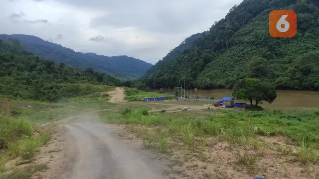 Proyek Pembangkit Listrik Tenaga Air (PLTA) Kayan yang direncanakan berada di Kabupaten Bulungan, Kalimantan Utara, telah menjadi topik hangat di kalangan masyarakat dan pemerintah daerah. Sejak awal perencanaan, proyek ini diharapkan mampu memberikan dampak positif, baik dari segi penyediaan energi listrik yang berkelanjutan maupun perekonomian daerah. Namun, berbagai kendala dan tantangan yang dihadapi selama proses pengembangan membuat realisasi proyek ini semakin jauh dari harapan. Bupati Bulungan mengungkapkan pentingnya evaluasi menyeluruh terhadap proyek ini, untuk memastikan bahwa semua aspek telah dipertimbangkan dan dapat memberikan manfaat maksimal bagi masyarakat. Dalam artikel ini, kita akan mengeksplorasi berbagai faktor yang mempengaruhi ketidakrealisasian PLTA Kayan, serta langkah-langkah evaluasi yang perlu diambil oleh pemerintah daerah. 1. Latar Belakang Proyek PLTA Kayan Pembangkit Listrik Tenaga Air Kayan direncanakan sebagai salah satu solusi untuk memenuhi kebutuhan energi listrik di Kalimantan Utara. Dengan kapasitas yang besar, proyek ini diharapkan dapat menyediakan listrik bagi ribuan rumah tangga serta mendukung perkembangan industri di kawasan tersebut. Latar belakang dari proyek ini berakar dari kebutuhan yang terus meningkat akan sumber energi terbarukan dan berkelanjutan, seiring dengan meningkatnya populasi dan pertumbuhan ekonomi di Indonesia. Namun, proyek ini tidak lepas dari berbagai tantangan. Sejak perencanaan hingga saat ini, banyak pihak yang mempertanyakan sejauh mana kesiapan infrastruktur dan dukungan pemerintah dalam merealisasikan proyek ini. Selain itu, isu lingkungan dan sosial juga menjadi perhatian, mengingat lokasi proyek yang akan mempengaruhi ekosistem dan masyarakat lokal. Berbagai studi dampak lingkungan dan sosial belum sepenuhnya diselesaikan, dan hal ini menjadi salah satu faktor penyebab keterlambatan dalam pelaksanaan proyek. Kendala lain yang dihadapi adalah masalah pembiayaan. Proyek PLTA Kayan membutuhkan investasi yang sangat besar, dan pencarian sumber pendanaan yang memadai menjadi tantangan tersendiri. Tanpa adanya dukungan finansial yang kuat, proyek ini sulit untuk diwujudkan. Oleh karena itu, perlu adanya upaya kolaborasi antara pemerintah daerah, pusat, dan pihak swasta untuk mencari solusi dalam pembiayaan proyek ini. 2. Tantangan dan Kendala yang Menghambat Realisasi Tantangan dan kendala yang menghambat realisasi PLTA Kayan cukup kompleks. Salah satu masalah utama adalah ketidakjelasan regulasi yang mengatur proyek-proyek energi di Indonesia. Banyak investor yang merasa ragu untuk berinvestasi karena kurangnya kepastian hukum dan prosedur yang tidak transparan. Hal ini berpotensi mengurangi minat investor, sehingga menyebabkan proyek tidak dapat berjalan sesuai rencana. Di samping masalah regulasi, terdapat juga tantangan dari segi lingkungan. Proyek PLTA sering kali menuai protes dari masyarakat yang khawatir akan dampak negatif terhadap lingkungan hidup, seperti penurunan kualitas air, penggundulan hutan, dan dampak terhadap flora dan fauna lokal. Oleh karena itu, studi lingkungan yang komprehensif dan melibatkan masyarakat sangat penting untuk mendapatkan izin dan dukungan publik. Kendala finansial juga menjadi isu yang tidak kalah penting. Proyek sebesar PLTA Kayan memerlukan investasi milyaran rupiah, dan pencarian investor yang bersedia menanamkan modal dalam jumlah besar bukanlah hal yang mudah. Dalam banyak kasus, pemerintah daerah perlu mencari pola kemitraan yang efektif dengan pihak swasta untuk mengatasi masalah ini. Selain itu, adanya krisis ekonomi yang melanda dunia juga berdampak pada kemampuan investor untuk berkomitmen terhadap proyek dalam jangka panjang. 3. Evaluasi yang Ditekankan oleh Bupati Bulungan Bupati Bulungan menegaskan pentingnya evaluasi menyeluruh terhadap proyek PLTA Kayan. Evaluasi ini tidak hanya bertujuan untuk menilai kelayakan proyek dari segi teknis dan finansial, tetapi juga untuk mengidentifikasi potensi risiko yang mungkin terjadi. Dalam hal ini, pemerintah daerah perlu melakukan analisis yang mendalam terkait dengan aspek sosial, ekonomi, dan lingkungan. Salah satu langkah evaluasi yang dapat dilakukan adalah melakukan audiensi dengan masyarakat setempat. Dengan mendengarkan langsung aspirasi dan kekhawatiran mereka, pemerintah dapat memahami dinamika sosial yang ada dan merumuskan kebijakan yang lebih responsif. Selain itu, kolaborasi dengan lembaga non-pemerintah yang berfokus pada lingkungan juga menjadi langkah strategis untuk memperoleh data dan informasi yang valid. Evaluasi juga perlu melibatkan pihak-pihak terkait, seperti instansi pemerintah, akademisi, dan sektor swasta. Dengan melibatkan berbagai pihak, diharapkan evaluasi yang dilakukan dapat lebih komprehensif dan dapat menghasilkan rekomendasi yang tepat sasaran. Hasil dari evaluasi ini diharapkan dapat digunakan sebagai dasar untuk merumuskan kebijakan dan langkah-langkah konkret dalam merealisasikan proyek PLTA Kayan. 4. Harapan dan Rencana Masa Depan Meskipun berbagai kendala dan tantangan dihadapi, masih ada harapan untuk terwujudnya proyek PLTA Kayan. Rencana masa depan perlu disusun dengan memperhatikan hasil evaluasi yang telah dilakukan. Salah satu langkah awal yang bisa diambil adalah merumuskan rencana aksi yang jelas, yang mencakup tahapan-tahapan yang perlu dilalui untuk merealisasikan proyek ini. Pemerintah daerah juga dapat menjalin kerja sama dengan lembaga internasional yang memiliki pengalaman dalam proyek energi terbarukan. Dengan dukungan teknis dan finansial dari pihak-pihak tersebut, diharapkan proyek PLTA Kayan dapat berjalan lebih lancar. Selain itu, perlu adanya upaya untuk meningkatkan kesadaran masyarakat mengenai manfaat dari proyek ini, agar dukungan publik terhadap proyek tidak hanya bersifat formal, tetapi juga esensial. Di samping itu, pentingnya pemantauan dan evaluasi berkelanjutan tidak dapat diabaikan. Setelah proyek dilaksanakan, pemerintah perlu memastikan bahwa segala dampak yang ditimbulkan dapat dikelola dengan baik. Ini termasuk pengembangan program tanggung jawab sosial perusahaan (CSR) yang melibatkan masyarakat sekitar, agar mereka juga merasakan manfaat dari keberadaan proyek ini.