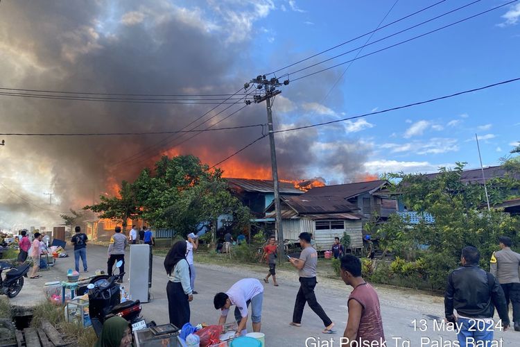 Kebakaran adalah salah satu bencana yang sering terjadi di berbagai daerah, termasuk di Indonesia. Pada tanggal 15 September 2023, sebuah kebakaran hebat melanda permukiman di Bulungan, Kalimantan Utara (Kaltara), yang mengakibatkan 15 rumah hangus dilalap si jago merah. Kejadian ini menimbulkan dampak yang cukup besar bagi masyarakat setempat, baik dari segi kehilangan harta benda maupun trauma psikologis. Dalam artikel ini, kita akan membahas secara mendalam mengenai kronologi kebakaran yang terjadi, faktor penyebab, dampak yang ditimbulkan, serta langkah-langkah penanganan yang telah dilakukan oleh pemerintah dan masyarakat. 1. Kronologi Kejadian Kebakaran Kebakaran yang melanda permukiman Bulungan pada tanggal 15 September 2023 memiliki kronologi yang cukup dramatis. Kejadian bermula sekitar pukul 14.30 WITA, ketika salah satu warga melaporkan adanya asap yang membubung tinggi dari salah satu rumah di kawasan tersebut. Dalam waktu singkat, api dengan cepat menyebar ke rumah-rumah di sekitarnya. Masyarakat sekitar berusaha memadamkan api dengan alat seadanya, namun api telah terlanjur membesar. Sejumlah saksi mata melaporkan bahwa api mulai terlihat dari bagian atap rumah yang dihuni oleh seorang warga. Keterbatasan akses menuju lokasi kebakaran juga menjadi salah satu faktor yang memperlambat upaya pemadaman. Kebakaran ini berlangsung selama lebih dari dua jam, dan baru dapat dipadamkan oleh petugas pemadam kebakaran yang tiba di lokasi sekitar pukul 15.00 WITA. Meskipun telah dilakukan upaya pemadaman, 15 rumah yang terbuat dari bahan bangunan yang mudah terbakar tidak dapat diselamatkan. Petugas pemadam kebakaran menghadapi berbagai tantangan, seperti kesulitan dalam mendapatkan sumber air dan adanya angin kencang yang menyebabkan api semakin cepat menyebar. Selain itu, kepadatan permukiman juga membuat mobil pemadam kebakaran kesulitan untuk mendekati lokasi kebakaran. Setelah api berhasil dipadamkan, pihak kepolisian dan petugas dari Badan Penanggulangan Bencana Daerah (BPBD) melakukan penyelidikan lebih lanjut untuk mengetahui penyebab pasti dari kebakaran tersebut. Proses identifikasi ini penting untuk mencegah terulangnya kejadian serupa di masa depan. 2. Penyebab Kebakaran Menentukan penyebab dari kebakaran di permukiman Bulungan merupakan langkah krusial untuk memahami akar masalah dan mencegah kejadian serupa. Dari hasil penyelidikan awal, terdapat beberapa faktor yang diduga menjadi penyebab kebakaran. Salah satu dugaan utama adalah adanya korsleting listrik. Di wilayah permukiman, banyak rumah yang menggunakan instalasi listrik yang tidak memenuhi standar keamanan. Selain itu, pemakaian peralatan listrik yang tidak terawat juga dapat meningkatkan risiko terjadinya kebakaran. Petugas yang melakukan penyelidikan menemukan beberapa saksi yang melihat percikan api dari instalasi listrik sebelum api mulai berkobar. Faktor lain yang turut berkontribusi dalam kebakaran ini adalah cuaca yang panas dan kering. Dalam beberapa minggu sebelum kejadian, Bulungan mengalami kondisi cuaca yang tidak bersahabat, dengan suhu yang cukup tinggi dan minimnya curah hujan. Kondisi ini membuat material yang mudah terbakar di sekitar permukiman menjadi lebih rentan terhadap kebakaran. Lebih jauh, faktor sosial juga perlu dipertimbangkan. Banyak warga di kawasan tersebut yang tinggal dalam kondisi ekonomi yang serba terbatas, sehingga mereka tidak memiliki akses untuk melakukan perbaikan pada instalasi listrik atau membeli peralatan kebakaran. Kesadaran masyarakat mengenai pentingnya pencegahan kebakaran juga masih rendah, yang tentu saja meningkatkan risiko terjadinya kebakaran. 3. Dampak Kebakaran Terhadap Masyarakat Kebakaran yang melanda permukiman Bulungan bukan hanya berdampak pada hilangnya rumah, tetapi juga berpengaruh besar terhadap kehidupan masyarakat setempat. Sekitar 15 keluarga kehilangan tempat tinggal mereka, dan banyak dari mereka yang tidak memiliki asuransi untuk menanggung kerugian materiil. Hal ini menyebabkan trauma dan dampak psikologis yang mendalam bagi mereka. Dampak sosial dari kebakaran juga terlihat jelas. Banyak warga yang membantu satu sama lain, baik dalam bentuk bantuan materi maupun dukungan moral. Namun, situasi ini juga menimbulkan rasa ketidakpastian dan kekhawatiran di antara warga lainnya tentang keamanan tempat tinggal mereka. Pemerintah daerah melalui BPBD segera merespons dengan mengirimkan bantuan sementara, seperti tenda dan makanan, untuk para korban. Meskipun bantuan ini sangat dibutuhkan, tantangan ke depan adalah bagaimana memastikan bahwa masyarakat dapat kembali bangkit dan membangun kembali kehidupan mereka setelah kejadian tragis ini. Pendidikan tentang kebakaran dan bagaimana cara mencegahnya menjadi sangat penting, terutama di daerah permukiman yang padat. Pemerintah dan organisasi non-pemerintah dapat bekerja sama untuk memberikan pelatihan dan sosialisasi kepada masyarakat mengenai keselamatan kebakaran. 4. Langkah Penanganan Pascakebakaran Setelah kejadian kebakaran, pemerintah dan berbagai organisasi setempat melakukan sejumlah langkah untuk menangani situasi pascakebakaran. Langkah pertama yang diambil adalah melakukan assessment untuk mengetahui jumlah kerugian yang dialami dan kebutuhan mendesak para korban. Pemerintah daerah juga menggelar rapat koordinasi untuk mengumpulkan berbagai elemen masyarakat, termasuk tokoh masyarakat dan relawan, guna merencanakan strategi penanganan pascakebakaran. Dalam hal ini, diperlukan sinergi antara pemerintah, masyarakat, dan pihak swasta untuk membantu para korban. Bantuan yang diberikan berupa tenda, makanan, serta pakaian layak pakai. Selain itu, pemerintah juga berencana untuk memberikan bantuan dana bagi keluarga yang kehilangan rumah agar mereka dapat memulai kembali kehidupan mereka. Proses pemulihan bagi para korban menjadi prioritas utama, dan pemerintah berkomitmen untuk memastikan tidak ada yang tertinggal. Sosialisasi mengenai keselamatan kebakaran juga menjadi program lanjutan yang harus dilakukan. Dengan mengedukasi masyarakat tentang penyebab kebakaran dan langkah-langkah pencegahannya, diharapkan kejadian serupa tidak akan terulang di masa depan. Selain itu, perlu adanya pengawasan terhadap instalasi listrik dan sarana pemadam kebakaran di setiap rumah warga.