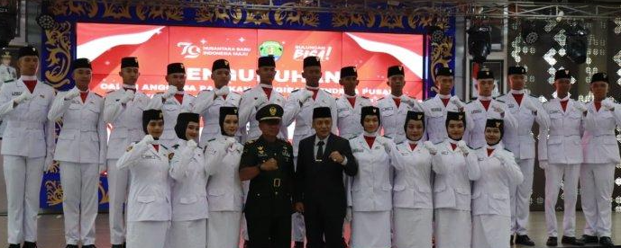 Hari Kemerdekaan Republik Indonesia yang jatuh pada tanggal 17 Agustus setiap tahunnya merupakan momen yang sangat penting bagi seluruh rakyat Indonesia. Namun, di balik perayaan seremonial yang diadakan, terdapat makna yang lebih dalam yang perlu direnungkan. Sekretaris Kabupaten Bulungan, dalam pernyataannya, mengungkapkan bahwa Hari Kemerdekaan bukan hanya sekadar perayaan, melainkan juga merupakan sebuah momentum untuk merefleksikan diri. Melalui artikel ini, kita akan menggali lebih dalam mengenai bagaimana momen ini dapat menjadi refleksi bagi individu dan masyarakat, serta mengapa penting untuk tidak hanya melihatnya sebagai sebuah ritual belaka. 1. Makna Sejati Hari Kemerdekaan Hari Kemerdekaan tidak hanya menjadi simbol perlawanan terhadap penjajahan, tetapi juga merupakan pengingat akan nilai-nilai kemanusiaan, persatuan, dan keadilan. Sejarah panjang perjuangan bangsa Indonesia untuk mencapai kemerdekaan mengandung banyak pelajaran berharga. Momen ini mengajak kita untuk merenungkan kembali apa yang telah diperjuangkan oleh para pahlawan. Dalam konteks ini, Sekkab Bulungan menegaskan bahwa penting untuk menginternalisasi nilai-nilai tersebut dalam kehidupan sehari-hari agar semangat perjuangan dapat terus hidup. Menggali lebih dalam, kita bisa melihat bagaimana kemerdekaan memberikan kita hak untuk menentukan nasib sendiri. Namun, dengan hak tersebut datang pula tanggung jawab. Setiap individu diharapkan dapat berkontribusi terhadap pembangunan bangsa dan memperjuangkan kesejahteraan masyarakat. Oleh karena itu, merayakan kemerdekaan seharusnya tidak hanya dilakukan secara fisik, tetapi juga secara spiritual dan emosional. Merenungkan makna sejati dari kemerdekaan juga berarti menilai kembali bagaimana kita mengisi kemerdekaan itu sendiri. Apakah kita sudah memanfaatkan kebebasan yang ada untuk melakukan hal-hal positif? Atau justru mengarah ke tindakan yang merugikan diri sendiri dan orang lain? Momen ini menjadi waktu yang tepat untuk introspeksi, mengkaji kembali tujuan hidup dan kontribusi kita untuk bangsa. 2. Refleksi Diri dalam Konteks Sosial Selain dari aspek individu, Hari Kemerdekaan juga menjadi waktu yang tepat untuk merefleksikan kondisi sosial masyarakat. Sekkab Bulungan menekankan pentingnya melihat kembali bagaimana hubungan antar sesama warga masyarakat. Apakah kita sudah menjalankan prinsip-prinsip persatuan dan kesatuan? Momen kemerdekaan ini seharusnya menjadi pengingat bagi kita untuk merenungkan peran kita dalam menjaga keharmonisan sosial. Dalam konteks Indonesia yang kaya akan keberagaman, sering kali perbedaan menjadi sumber perpecahan. Namun, dengan merefleksikan makna kemerdekaan, kita dapat menemukan kembali semangat persatuan. Ini adalah saat yang tepat untuk melakukan dialog dan menjalin komunikasi yang baik antarsuku, agama, dan ras. Saling menghormati perbedaan adalah langkah awal menuju masyarakat yang lebih harmonis. Refleksi juga perlu dilakukan dalam konteks keberlanjutan. Apakah kita sudah cukup berkontribusi terhadap lingkungan dan masa depan generasi mendatang? Hari Kemerdekaan dapat menjadi ajang untuk berkomitmen pada isu-isu sosial dan lingkungan, seperti pendidikan, kesehatan, dan pelestarian alam. Dengan demikian, refleksi diri dalam konteks sosial tidak hanya berkisar pada hubungan antar individu, tetapi juga mencakup tanggung jawab kita terhadap lingkungan sekitar. 3. Peran Pemimpin dalam Memaknai Kemerdekaan Sebagai seorang pemimpin, Sekkab Bulungan mengingatkan pentingnya keteladanan dalam memaknai Hari Kemerdekaan. Pemimpin memiliki tanggung jawab tidak hanya untuk memimpin, tetapi juga untuk menginspirasi. Dengan memberikan contoh yang baik, pemimpin dapat menumbuhkan semangat juang dan rasa cinta tanah air di masyarakat. Refleksi diri bagi seorang pemimpin juga sangat vital. Bagaimana mereka menggunakan kekuasaan dan posisi mereka untuk kepentingan rakyat? Apakah mereka sudah berkomitmen untuk membawa perubahan yang positif? Pemimpin yang baik akan selalu mengedepankan kepentingan orang banyak di atas kepentingan pribadi. Selain itu, pemimpin juga diharapkan mampu membuka ruang dialog dan partisipasi bagi masyarakat. Dengan melibatkan masyarakat dalam pengambilan keputusan, pemimpin dapat memastikan bahwa kebijakan yang dibuat benar-benar mencerminkan kebutuhan dan aspirasi rakyat. Momen kemerdekaan menjadi kesempatan untuk menjalin komunikasi yang lebih baik antara pemerintah dan masyarakat, sehingga terbangun kepercayaan dan kolaborasi yang lebih erat. 4. Menghargai Perjuangan dan Membangun Masa Depan Hari Kemerdekaan juga mengingatkan kita akan pentingnya menghargai perjuangan para pahlawan. Dengan mengenang jasa-jasa mereka, kita dapat menemukan motivasi untuk terus berjuang demi kemajuan bangsa. Buku sejarah dan kisah-kisah inspiratif dari para pahlawan harus dijadikan sebagai referensi untuk menumbuhkan semangat juang yang tinggi dalam diri kita. Penting juga untuk membangun masa depan yang lebih baik. Kemerdekaan bukanlah akhir dari perjuangan, tetapi justru awal dari tanggung jawab baru. Dalam konteks ini, penting bagi kita untuk memikirkan langkah-langkah strategis yang harus diambil demi mencapai tujuan bersama. Generasi muda, sebagai penerus bangsa, harus didorong untuk berpartisipasi aktif dalam pembangunan. Mereka harus diberikan ruang untuk berinovasi dan berkreasi, agar dapat berkontribusi dalam menciptakan perubahan yang diharapkan. Dalam menyongsong masa depan, kita perlu bersatu. Momen kemerdekaan menjadi ajang untuk memperkuat komitmen kita terhadap persatuan dan pembangunan. Keterlibatan setiap individu, baik di tingkat lokal, nasional, maupun global, sangat diperlukan untuk mencapai tujuan bersama. Dengan begitu, perjuangan para pahlawan tidak akan sia-sia, dan kita dapat mewariskan bangsa yang lebih baik kepada generasi berikutnya.