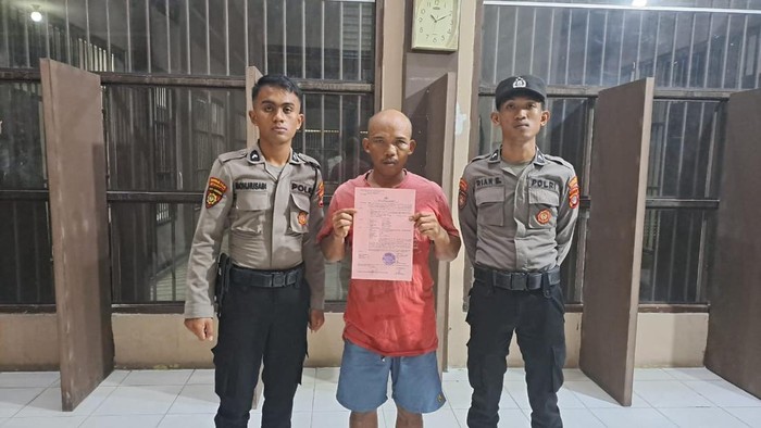 Kasus kekerasan seksual terhadap anak di bawah umur adalah salah satu masalah sosial yang sangat serius dan memprihatinkan. Di wilayah Bulungan, Kalimantan Utara, sebuah insiden tragis kembali mencuat ke permukaan, di mana seorang pria diduga melakukan tindakan keji terhadap anak tirinya yang masih bocah. Modus yang digunakannya sangat mencengangkan, di mana pelaku mengklaim bahwa dirinya berada dalam kondisi "kesurupan" saat melakukan aksi bejat tersebut. Kejadian ini tak hanya mengguncang masyarakat setempat, tetapi juga menimbulkan kekhawatiran yang mendalam terkait perlindungan anak dan efektivitas penegakan hukum. Artikel ini akan membahas secara mendalam tentang modus kesurupan, dampak dari perbuatan tersebut, serta upaya yang diperlukan untuk mencegah terulangnya kasus serupa. 1. Pemahaman Modus Kesurupan dalam Kasus Kekerasan Seksual Modus kesurupan sering kali dijadikan sebagai dalih oleh pelaku kekerasan untuk menghindari tanggung jawab atas tindakan mereka. Dalam konteks kasus ini, pria di Bulungan menyatakan bahwa ia tidak sadarkan diri dan berada di bawah pengaruh kekuatan gaib saat melakukan pemerkosaan terhadap anak tirinya. Namun, penting untuk diketahui bahwa kesurupan bukanlah sebuah hal yang dapat dibenarkan dalam konteks hukum. Secara psikologis, kesurupan dapat dimaknai sebagai kondisi di mana seseorang kehilangan kesadaran atau kontrol atas diri mereka, sering kali dikaitkan dengan pengaruh dari entitas lain. Namun, dalam konteks hukum, klaim ini sering kali digunakan sebagai bentuk penyangkalan untuk menghindari konsekuensi dari tindakan kriminal. Dalam banyak kasus, pelaku yang menggunakan modus ini berusaha untuk memperoleh simpati atau mengelabui sistem hukum. Penting untuk memahami bahwa meskipun ada fenomena kesurupan dalam berbagai budaya, hal ini tidak dapat dijadikan alasan untuk mengesampingkan tanggung jawab hukum. Dalam masyarakat kita, setiap individu harus bertanggung jawab atas tindakan mereka, terlepas dari klaim mengenai kondisi mental atau spiritual. Oleh karena itu, sistem hukum perlu memastikan bahwa setiap kasus kekerasan seksual ditangani dengan serius dan tidak terpengaruh oleh tuduhan-tuduhan yang tidak berdasar. Penggunaan modus kesurupan dalam kasus ini juga menimbulkan pertanyaan tentang bagaimana masyarakat dan sistem hukum seharusnya merespons. Apakah perlu ada kajian lebih dalam mengenai kondisi mental pelaku? Bagaimana cara melindungi korban dan memberikan dukungan yang mereka butuhkan? Pertanyaan-pertanyaan ini harus menjadi perhatian utama bagi semua pihak, terutama dalam penegakan hukum dan perlindungan anak. 2. Dampak Psikologis terhadap Korban Dampak psikologis dari kekerasan seksual terhadap anak sangatlah mendalam dan berjangka panjang. Anak yang menjadi korban, seperti dalam kasus ini, tidak hanya mengalami trauma fisik tetapi juga trauma emosional yang bisa mempengaruhi perkembangan mereka sepanjang hidup. Anak-anak yang mengalami kekerasan seksual sering kali menghadapi kesulitan dalam berinteraksi sosial, berprestasi di sekolah, dan membangun hubungan yang sehat di masa dewasa. Trauma yang dialami oleh korban bisa bervariasi, mulai dari rasa takut yang berlebihan, kecemasan, hingga depresi. Mereka mungkin merasa terasing dari lingkungan sosial mereka, mengembangkan rasa malu dan bersalah yang tidak seharusnya mereka rasakan. Dalam banyak kasus, korban mungkin mengalami gangguan stres pascatrauma (PTSD), yang dapat menyebabkan mimpi buruk, flashback, dan reaksi emosional yang kuat terhadap situasi yang mengingatkan mereka pada pengalaman traumatis tersebut. Dukungan psikologis sangat penting bagi korban untuk membantu mereka sembuh dari trauma yang dialami. Terapi psikologis dapat membantu anak memahami dan mengatasi perasaan mereka, serta memberikan ruang aman bagi mereka untuk mengekspresikan diri. Selain itu, penting bagi keluarga dan masyarakat untuk memberikan dukungan moral kepada korban, membantu mereka merasa diterima dan dicintai meskipun telah mengalami kejadian yang sangat menyakitkan. Masyarakat juga memiliki tanggung jawab untuk menciptakan lingkungan yang aman bagi anak-anak. Kesadaran kolektif mengenai isu kekerasan seksual dan perlunya melindungi anak-anak harus ditingkatkan. Pendidikan tentang keberanian untuk berbicara dan melaporkan tindakan kekerasan juga penting agar anak-anak tidak merasa sendirian dan takut untuk mengungkapkan apa yang mereka alami. 3. Tindak Pidana dan Penegakan Hukum Kasus kekerasan seksual, terutama terhadap anak, adalah tindak pidana yang sangat serius dan harus ditindaklanjuti dengan tegas oleh aparat penegak hukum. Dalam kasus pria Bulungan yang mengklaim kesurupan sebagai modus untuk melakukan pemerkosaan, penting untuk melakukan penyelidikan yang mendalam untuk memastikan bahwa semua bukti relevan dikumpulkan dan diusut tuntas. Sistem hukum kita perlu memberikan sanksi yang berat kepada pelaku kekerasan seksual agar dapat memberikan efek jera. Selain itu, penting juga untuk memastikan bahwa proses hukum dilaksanakan dengan adil dan transparan. Korban harus diberikan perlindungan selama proses hukum berlangsung, dan mereka perlu didukung agar dapat mengambil bagian aktif dalam proses tersebut tanpa merasa tertekan atau terancam. Proses hukum dalam kasus-kasus seperti ini seringkali menuntut keahlian dan sensitivitas dari pihak berwenang. Penegak hukum perlu dilatih untuk menangani kasus kekerasan seksual dengan empati, memahami dampak psikologis yang dialami korban, dan memberikan dukungan yang diperlukan. Selain itu, kerjasama dengan lembaga non-pemerintah yang berfokus pada perlindungan anak dan hak-hak perempuan dapat memperkuat upaya penegakan hukum. Penting juga untuk melibatkan masyarakat dalam upaya pencegahan kekerasan seksual. Kesadaran akan hak-hak anak, pentingnya melaporkan setiap tindakan kekerasan, dan pembentukan jaringan dukungan bagi korban dapat menjadi langkah-langkah yang efektif dalam menciptakan lingkungan yang lebih aman. Dengan demikian, penegakan hukum tidak hanya menjadi tanggung jawab aparat, tetapi juga tanggung jawab bersama seluruh elemen masyarakat. 4. Upaya Mencegah Kasus Serupa di Masa Depan Pencegahan kasus kekerasan seksual, terutama terhadap anak, memerlukan pendekatan yang holistik dan komprehensif. Salah satu langkah utama adalah dengan meningkatkan pendidikan mengenai kesadaran akan kekerasan seksual di kalangan anak-anak dan orang tua. Anak-anak perlu diajarkan tentang batasan tubuh mereka, memahami apa itu kekerasan seksual, dan bagaimana melindungi diri mereka sendiri. Orang tua juga harus diberi pemahaman tentang tanda-tanda yang menunjukkan bahwa anak mereka mungkin menjadi korban kekerasan sehingga mereka dapat memberikan dukungan yang tepat. Selain pendidikan, perlu juga ada kebijakan yang jelas dari pemerintah terkait perlindungan anak. Pembentukan lembaga khusus yang menangani kasus-kasus kekerasan seksual dengan sumber daya yang memadai akan sangat membantu dalam menanggulangi masalah ini. Penegakan hukum harus disertai dengan program rehabilitasi bagi pelaku yang berpotensi untuk mencegah terulangnya tindakan serupa di masa depan. Masyarakat perlu diberdayakan untuk berperan aktif dalam menciptakan lingkungan yang aman. Kampanye kesadaran tentang perlindungan anak, dukungan bagi korban, dan pelaporan kekerasan seksual harus dilakukan secara berkelanjutan. Dengan melibatkan masyarakat, kita dapat menciptakan jaringan keamanan yang akan mendukung anak-anak dan melindungi mereka dari bahaya. Melalui upaya edukasi, penegakan hukum yang tegas, dan pemberdayaan masyarakat, diharapkan kasus-kasus kekerasan seksual terhadap anak dapat diminimalisir dan dihindari di masa depan. Perlindungan anak bukan hanya tanggung jawab individu, tetapi merupakan tanggung jawab kolektif kita sebagai bagian dari masyarakat.